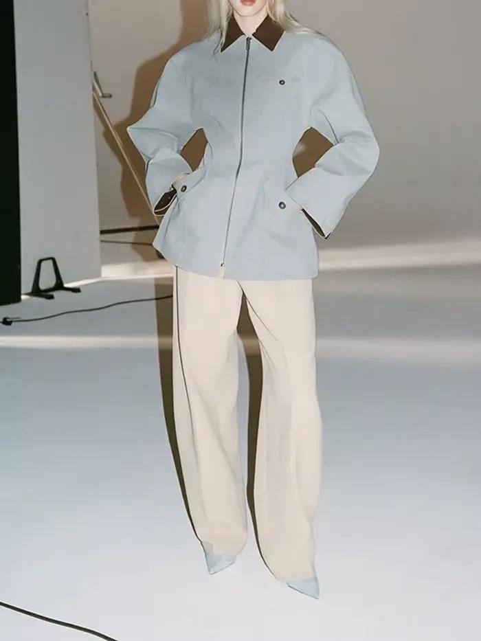 Veste à panneaux en cuir, une veste femme à manches longues à revers de couleur contrastée de style vintage et ancien.