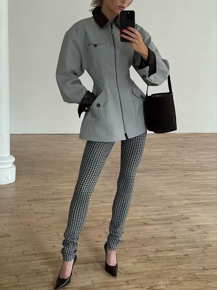 Veste à panneaux en cuir, une veste femme à manches longues à revers de couleur contrastée de style vintage et ancien.