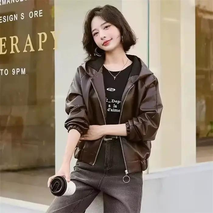 Veste courte en cuir à capuche pour femme