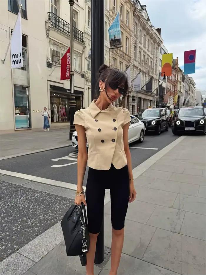Nouvelle Veste Femme Été 2026 Kaki à Manches Courtes Col Rabattu avec Boutons Décoratifs Coupe Ajustée Élégante