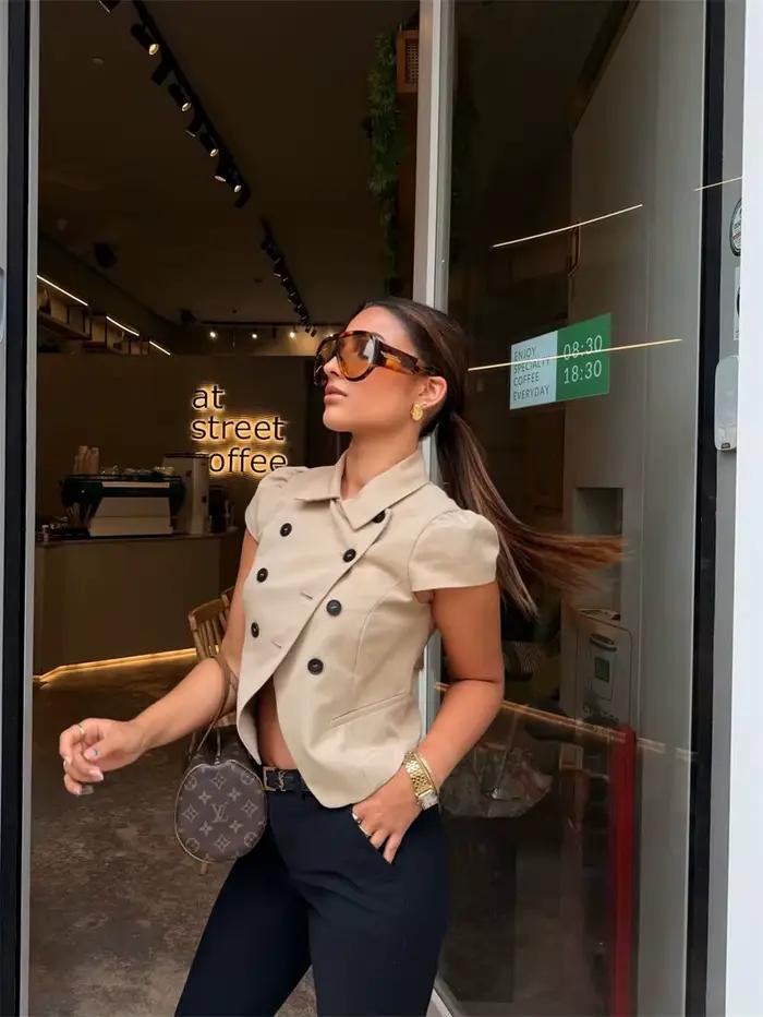 Nouvelle Veste Femme Été 2026 Kaki à Manches Courtes Col Rabattu avec Boutons Décoratifs Coupe Ajustée Élégante