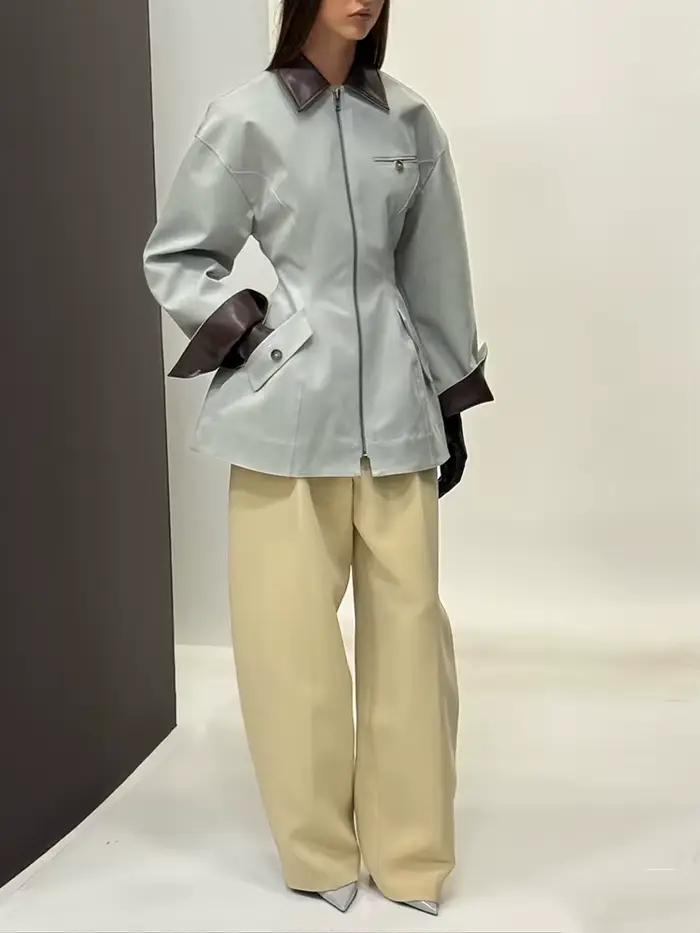 Veste à panneaux en cuir, une veste femme à manches longues à revers de couleur contrastée de style vintage et ancien.