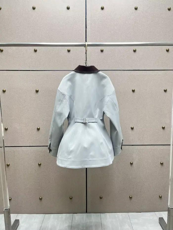 Veste à panneaux en cuir, une veste femme à manches longues à revers de couleur contrastée de style vintage et ancien.