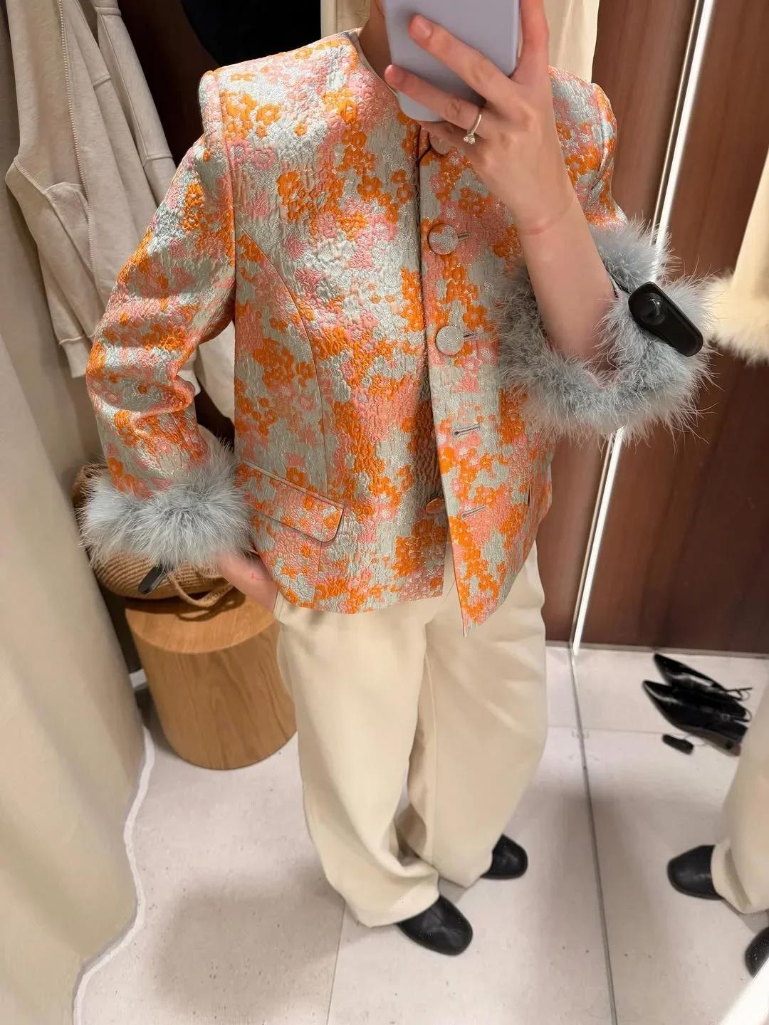 Veste Courte Femme en Jacquard Floral à Col Rond et Boutons Simples, avec Poignets en Fausse Fourrur