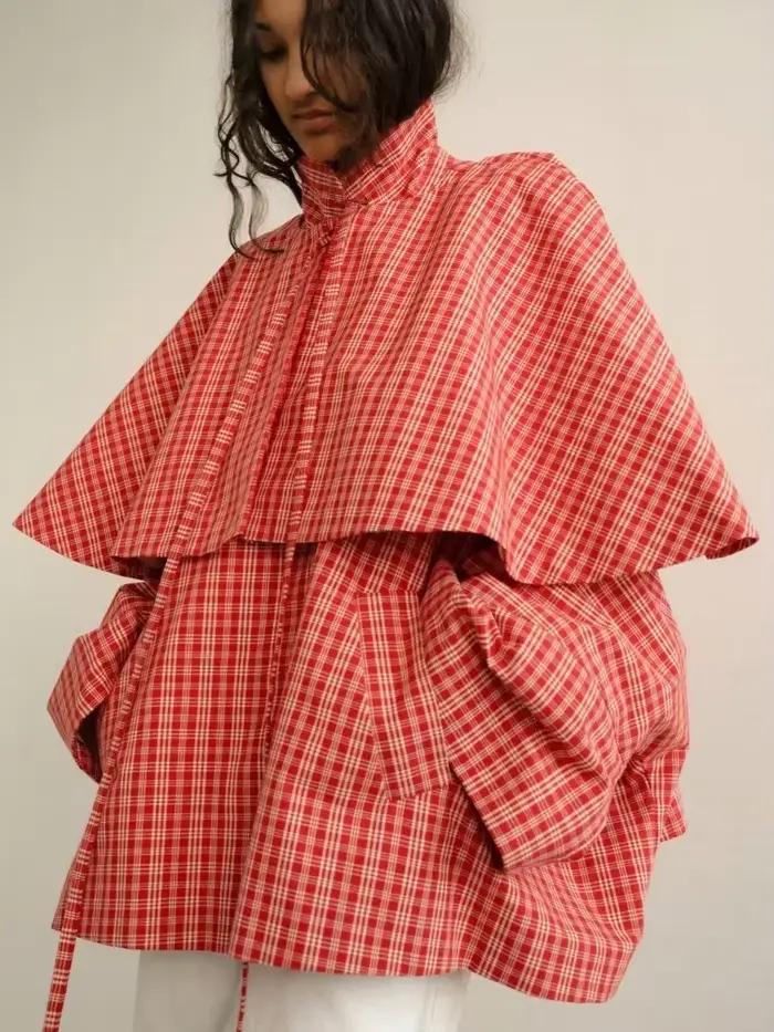 Manteau trench court coupe cape à carreaux rouges pour femme