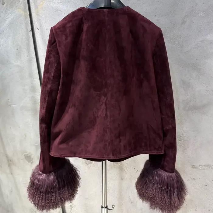 Veste en daim bordeaux élégante et luxueuse, coupe courte, pour femme, avec poignets en vraie fourrure de mouton
