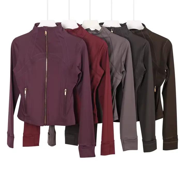 Veste de sport moulante à col montant et fermeture éclair dorée pour femme