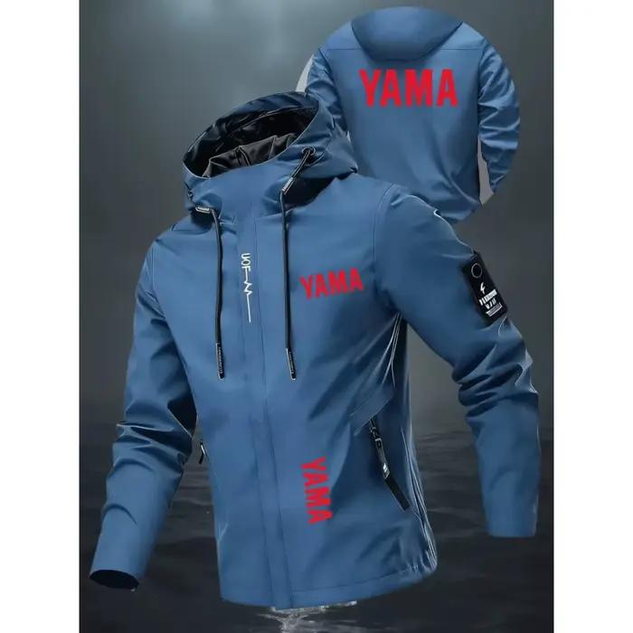 La veste coupe-vent et imperméable est imprimée avec le motif « YAMA » et est de coupe ample, idéale pour les passionnés de moto.