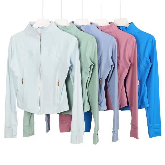 Veste de sport moulante à col montant et fermeture éclair dorée pour femme