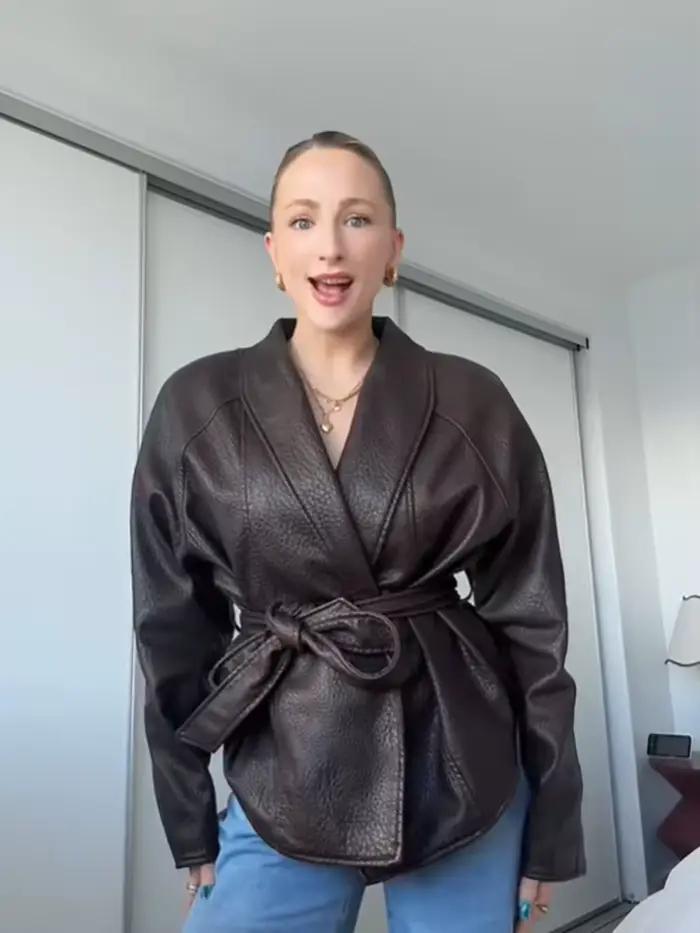 Veste en cuir PU rétro à revers pour femme, décontractée, à manches longues, épaules tombantes, ceinturée, tendance, nouvelle collection automne 2026, chic streetwear