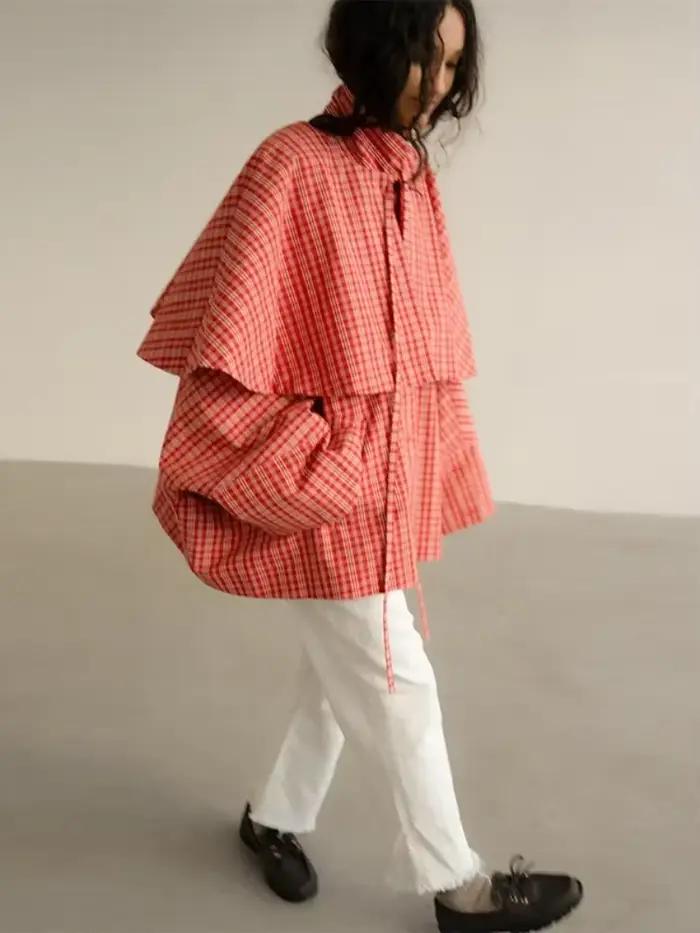 Manteau trench court coupe cape à carreaux rouges pour femme