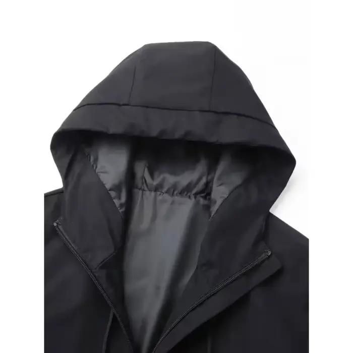 La veste coupe-vent et imperméable est imprimée avec le motif « YAMA » et est de coupe ample, idéale pour les passionnés de moto.