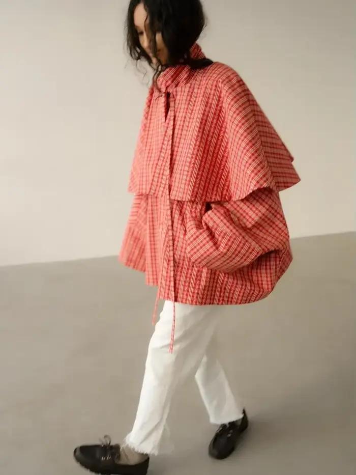 Manteau trench court coupe cape à carreaux rouges pour femme